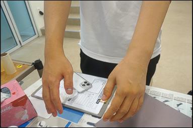 손목 이단 손전체의수 착용 모습