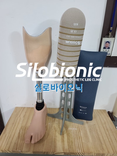 제작대 위에 놓인 하퇴 의족 소켓과 라이너, 슬리브