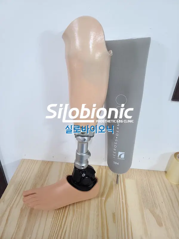 작업대 위에 놓인 하퇴 의족 소켓과 핀 라이너