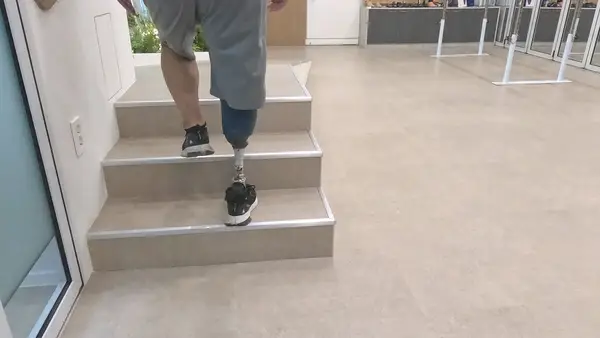 계단을 오르며 하퇴 의족을 확인하는 고객님