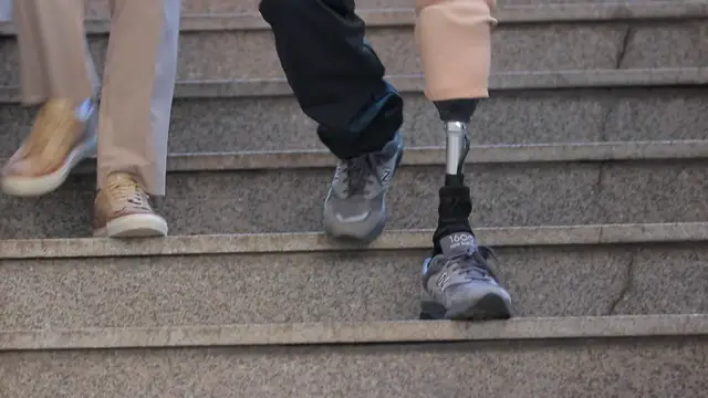 돌계단을 내려가는 하퇴 의족 고객님