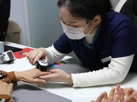 고객 손가락의 E-SKIN 색상 스캔