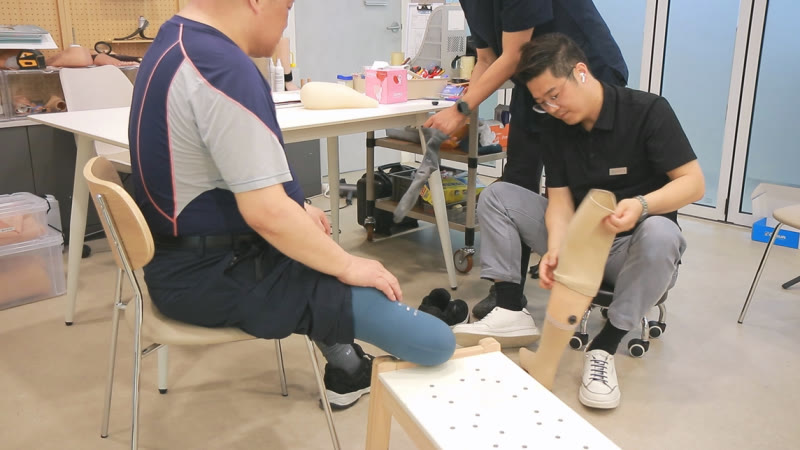 A prosthetist adjusting our customer's below-knee prosthesis